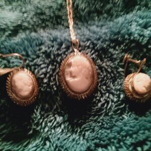 1940"s Shell Abalone Heliotis Cameo Necklace and Earrings Set - GVC